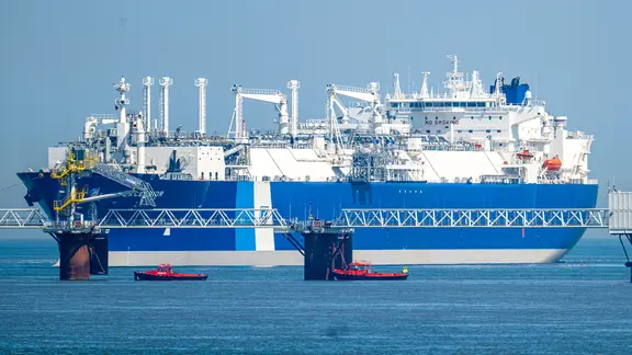 Das Spezialschiff "Excelsior" kommt am neu gebauten Anleger in der Jade nördlich des Tiefwasserhafens JadeWeserPort an.