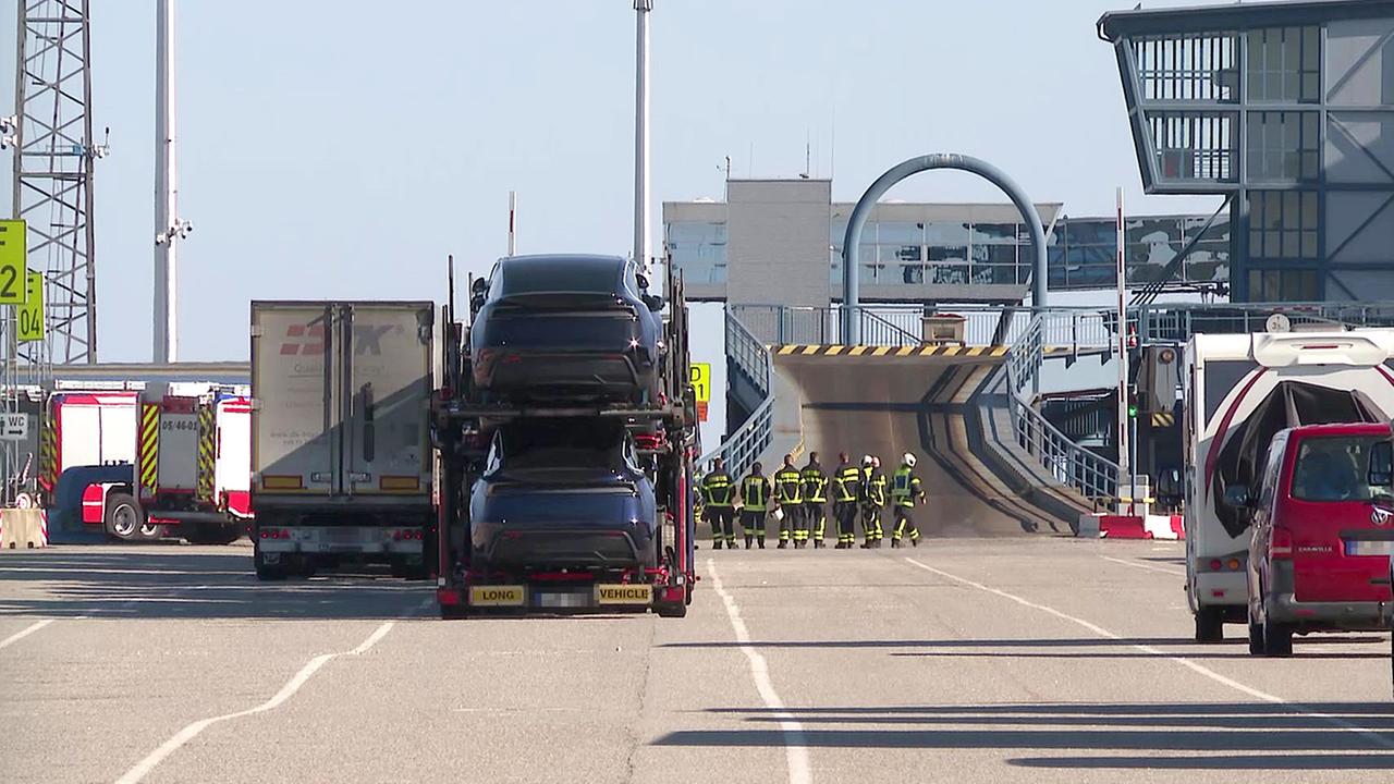 Feuerwehrleute im Rostocker Überseehafen