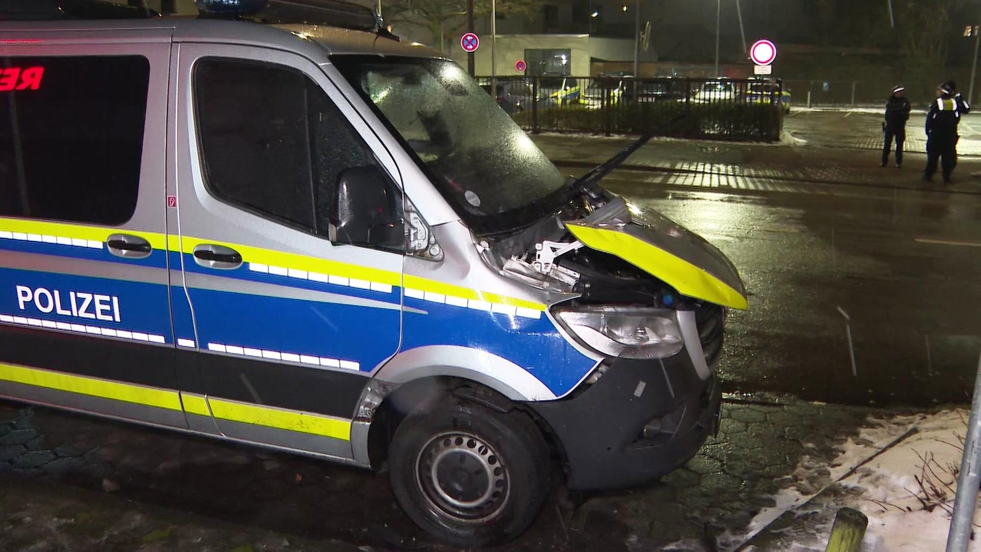 Unbekannte beschädigen Polizeisprinter schwer