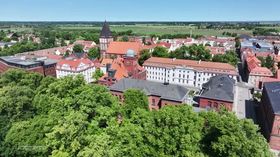 Blick aus der Luft auf einen Universitätscampus einer kleineren Stadt.