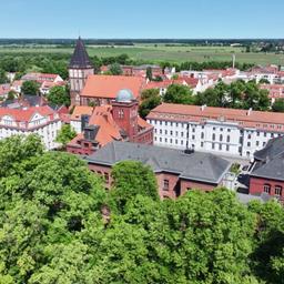 Blick aus der Luft auf einen Universitätscampus einer kleineren Stadt.
