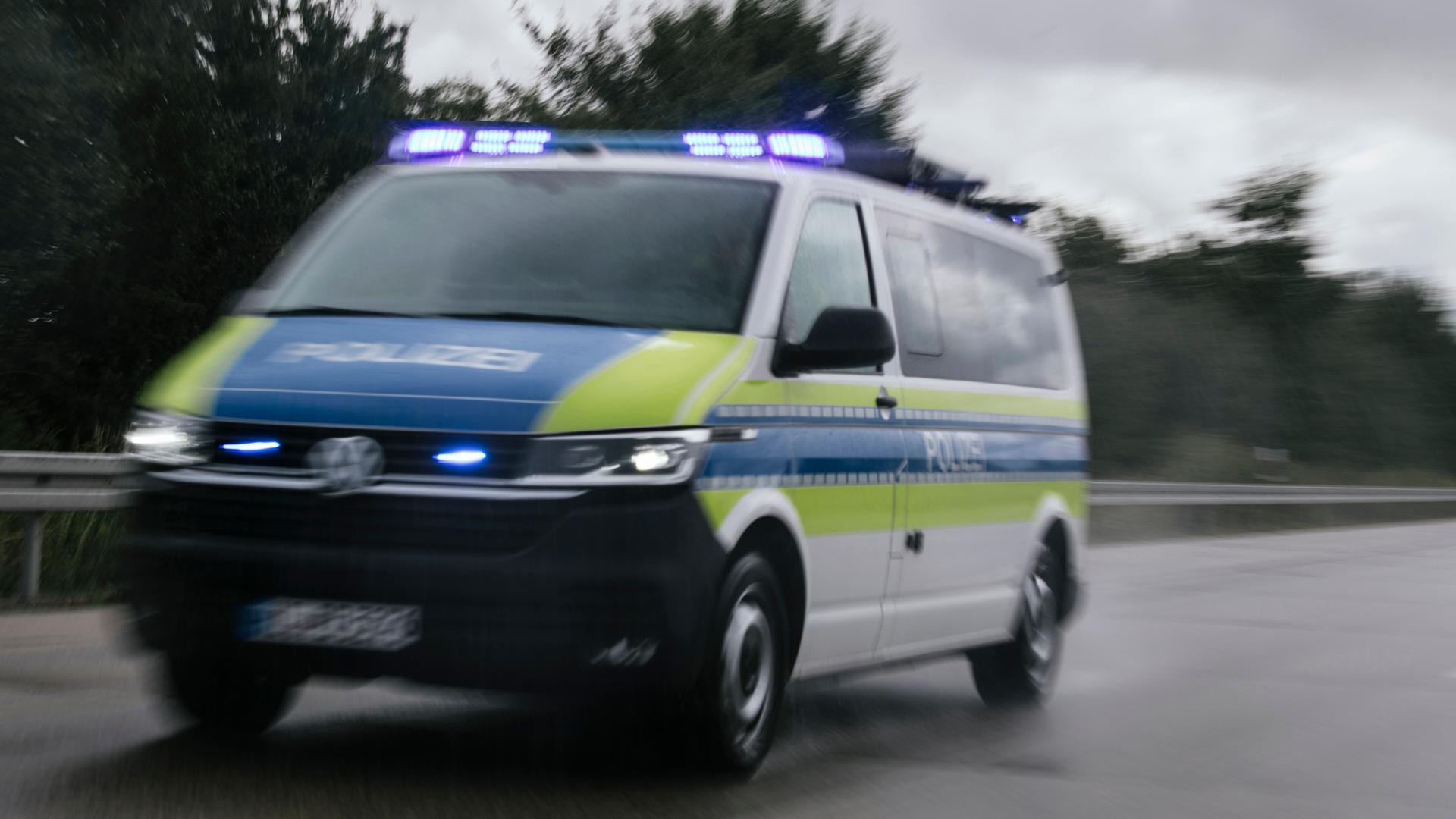Ein Bulli der Autobahnpolizei fährt über die Autobahn. | Julius Matuschik