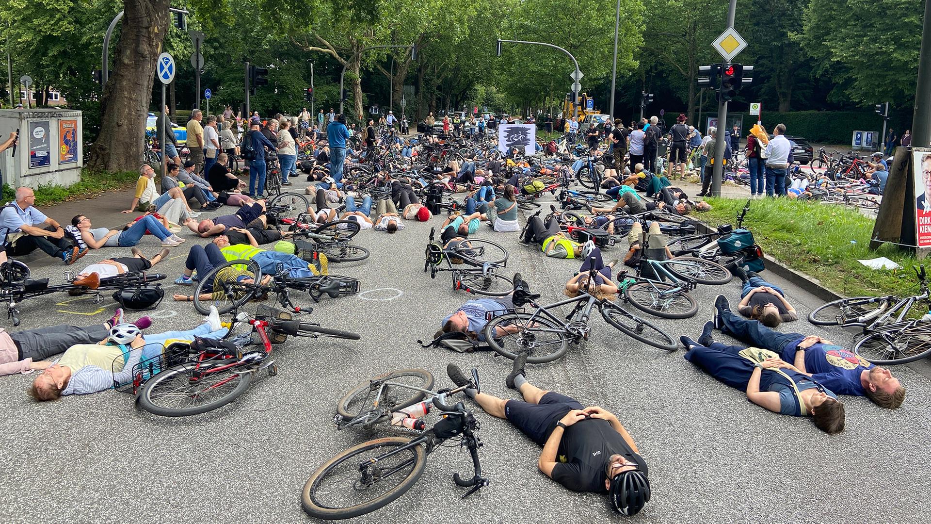 Mahnwache für tote Radfahrerin: ADFC fordert dringendes Handeln