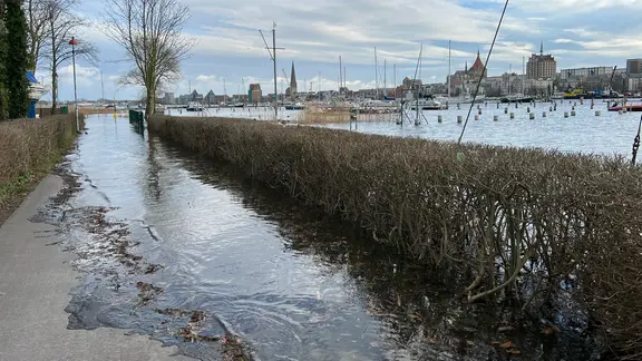 Erhöhter Pegelstand im Rostocker Hafen