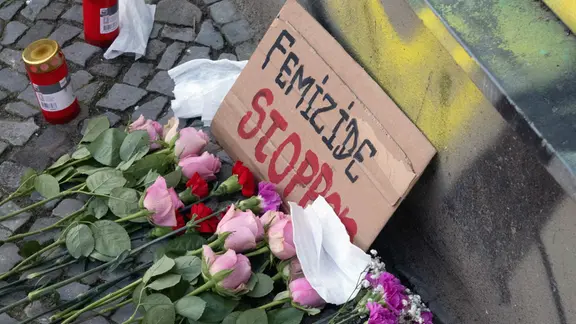 Blumen wurden für ein Opfer einer Frau niedergelegt.