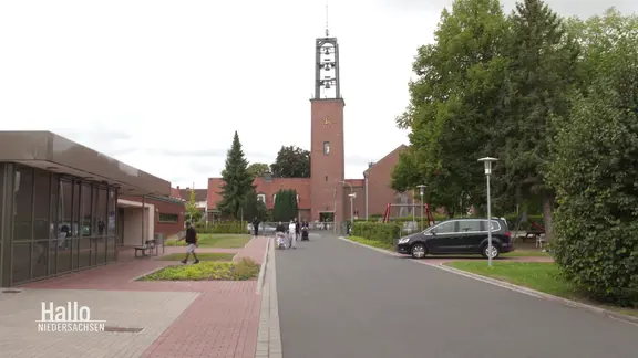 Blick eine Dorfstraße entlang in Friedland