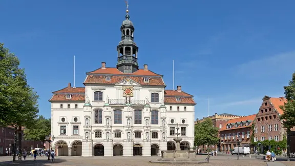 Die Fassade des Rathauses stammt aus dem 18. Jahrhundert, der eigentliche Bau aber bereits aus dem Mittelalter. | picture alliance / imageBROKER , Siegfried Kuttig Das Rathaus von Lüneburg vom Marktplatz aus gesehen.