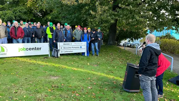 Angestellte der Flensburger Werft FSG protestieren aufgrund fehlender Lohnzahlungen.