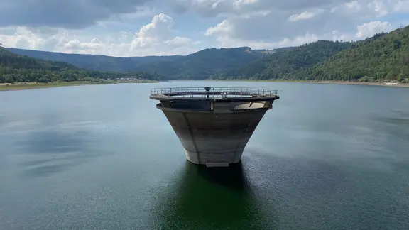 Die Innerstetalsperre im Harz ist zur Hälfte mit Wasser gefüllt