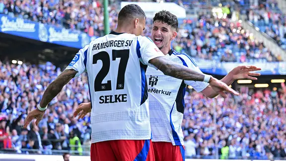 Davie Selke (l.) und Daniel Elfadli vom HSV umarmen sich.