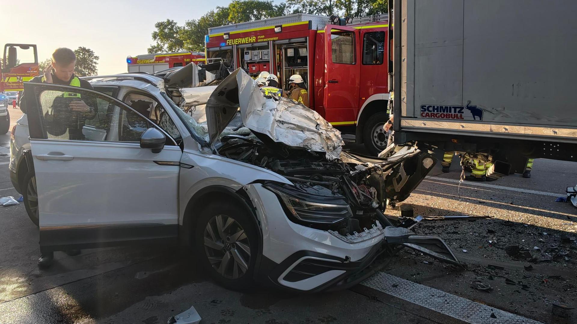 Ein Auto mit zertrümmerter Front steht hinter einem Lkw.  | Nord-West-Media TV/dpa +++ dpa-Bildfunk +++