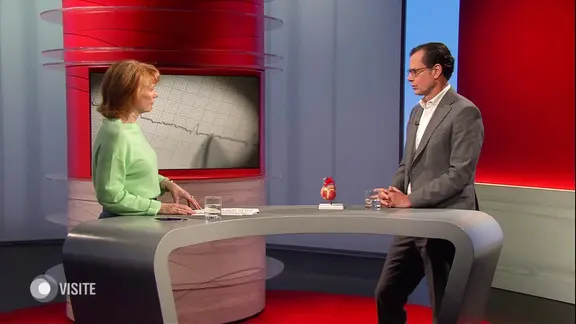 Moderatorin Vera Cordes im Gespräch mit Kardiologe Prof. Stephan Willems (Asklepios Klinik St. Georg Hamburg)
