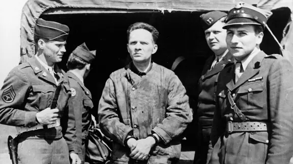 Der ehemalige Kommandant des Konzentrationslagers Auschwitz, Rudolf Höß, in Handschellen.