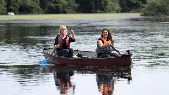 Vanessa Kossen und Britta von Lucke paddeln auf der Schwentine.