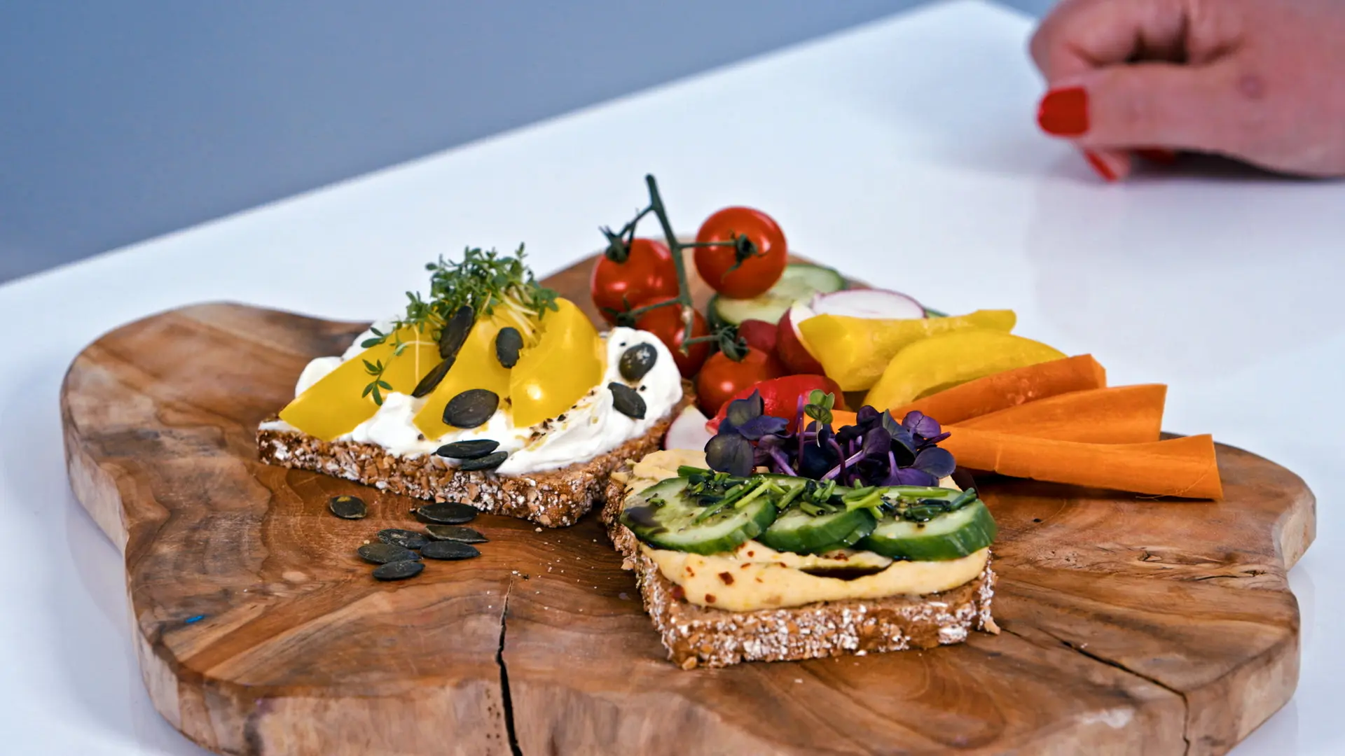 Vollkornbrot mit Hummus, Quark und Gemüse | ndr.de
