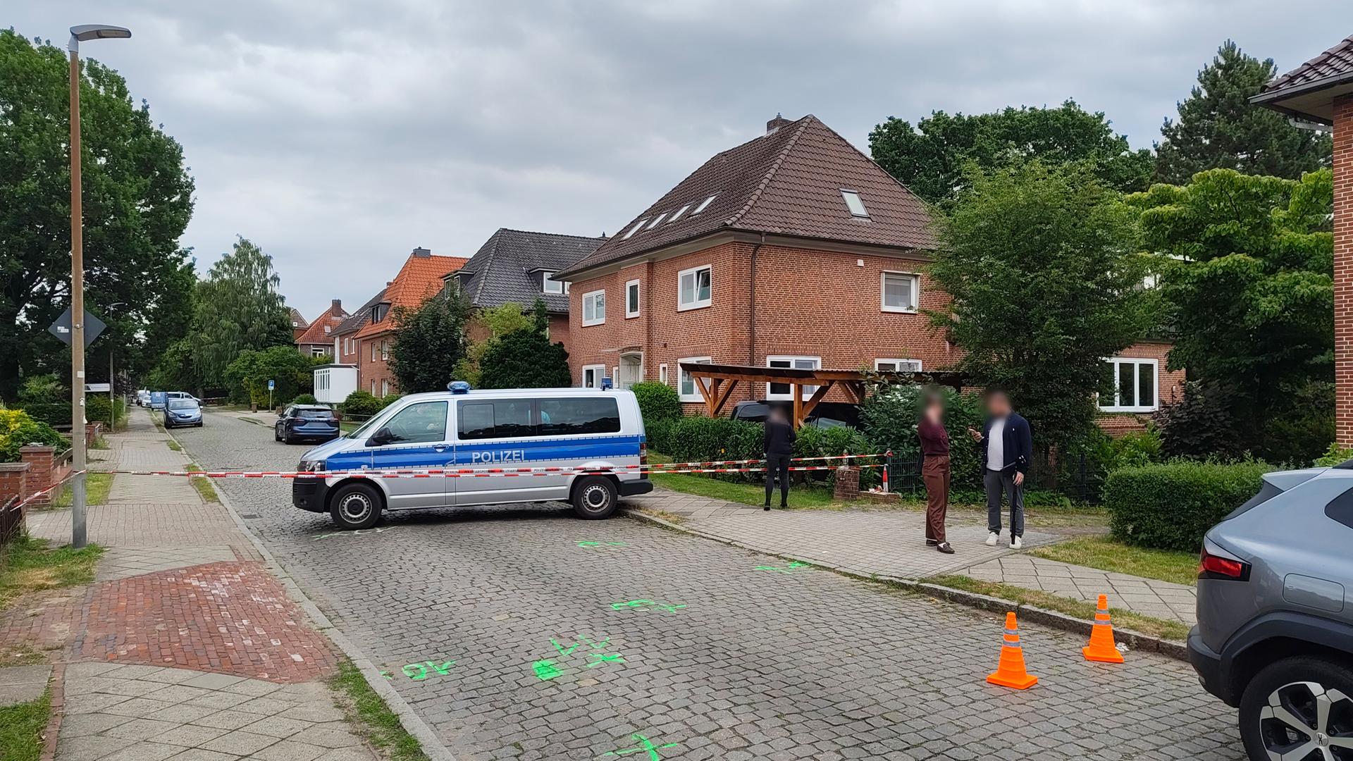 Außenaufnahme einer mit Flatterband abgesperrten Jugendhilfeeinrichtung in Stade, in der sechs Menschen getötet worden sind. | NDR / Sebastian Duden