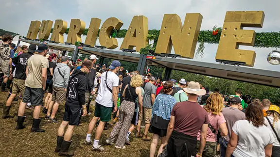 Festivalbesucher warten auf Einlass auf das Gelände des Hurricane-Festivals in Scheeßel.