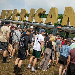 Festivalbesucher warten auf Einlass auf das Gelände des Hurricane-Festivals in Scheeßel.