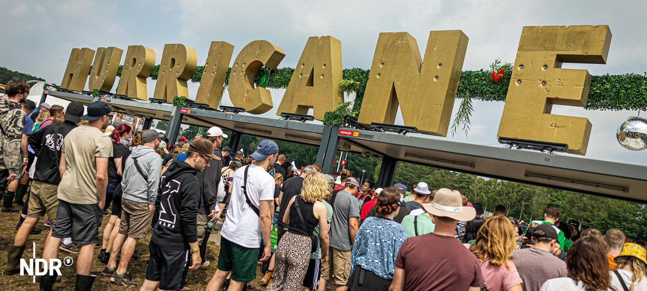 Festivalbesucher warten auf Einlass auf das Gelände des Hurricane-Festivals in Scheeßel. | dpa-Bildunk, Moritz Frankenberg/dpa Festivalbesucher warten auf Einlass auf das Gelände des Hurricane-Festivals in Scheeßel.