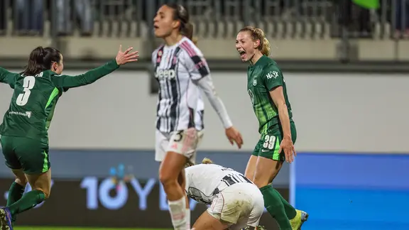 Wolfsburgs Spielerinnen bejubeln einen Treffer