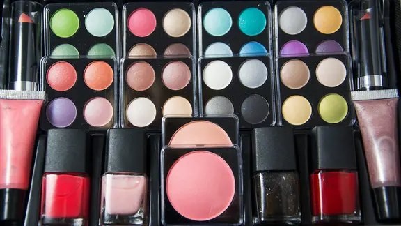 Viele Schmink-Produkte in einem Koffer.