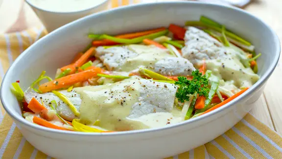 Fischfilet in Senfsoße mit Lauch, Sellerie und Möhren