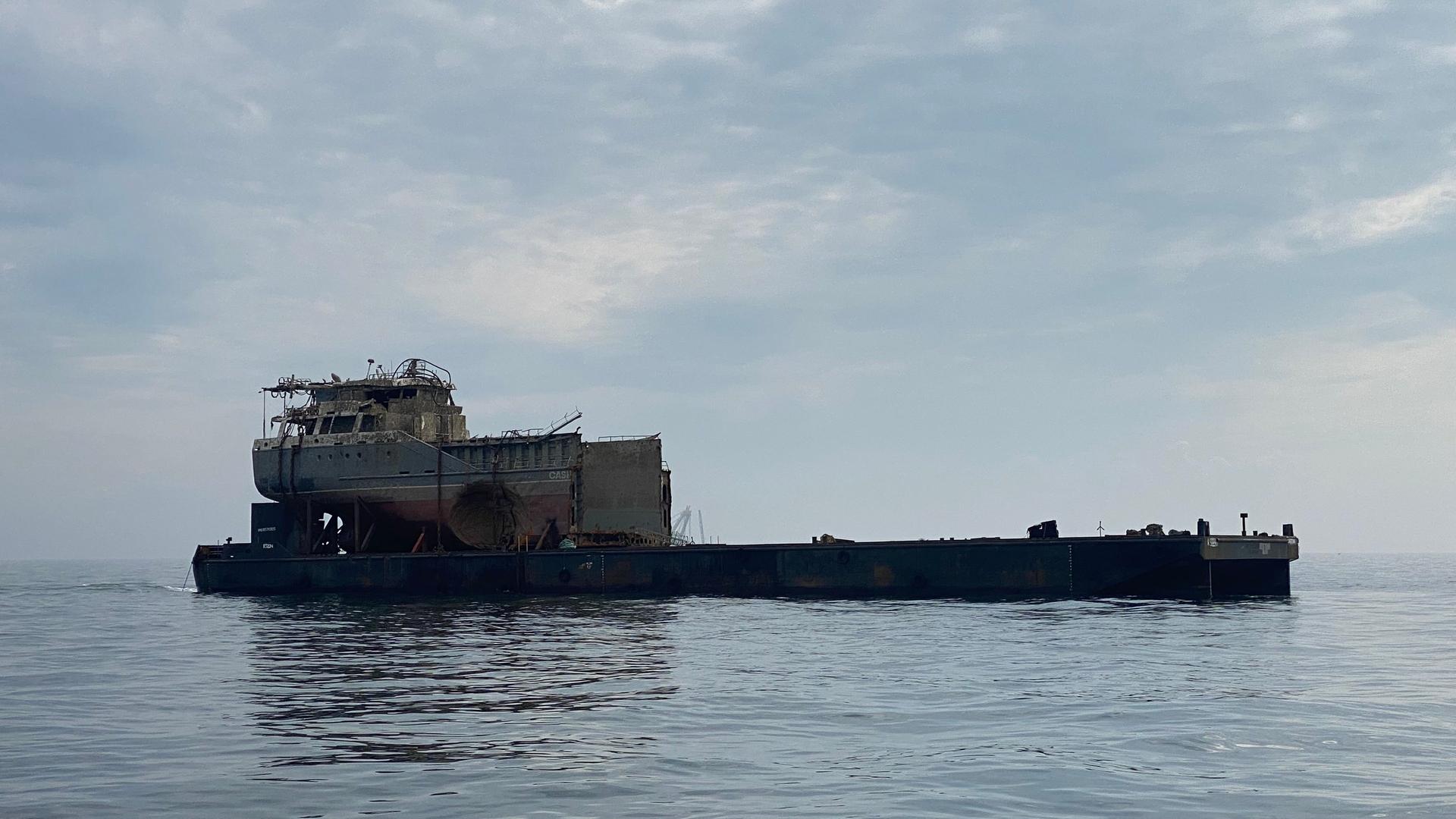 Ein Schiffswrack liegt auf einer Plattform in der Nordsee. | NDR, Peter Becker
