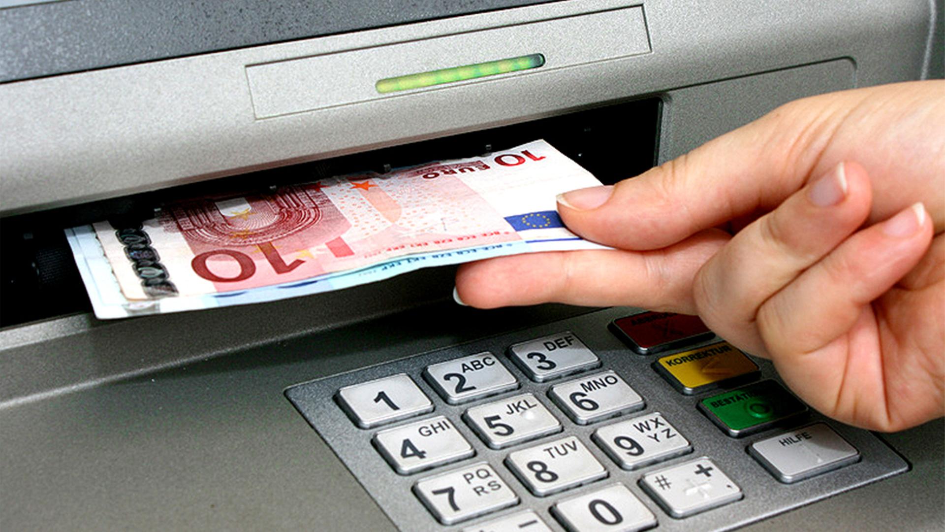 Rostock: Unbekannte brechen Geldautomat im Doberaner Hof auf