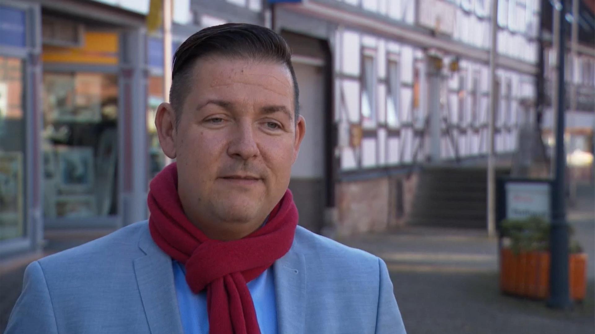 Porträtfoto des Göttinger Landrats Marcel Riethig (SPD). | NDR