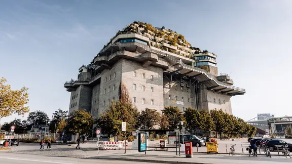 Der begrünte Hochbunker auf dem Heiligengeistfeld in Hamburg.