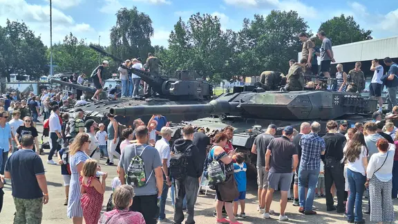 Besucher schauen sich die Tanks in der „Lucius D. Clay -Kaserne“ an. | Kai Moorschlatt/DPA Besucher schauen sich die Tanks in der „Lucius D. Clay -Kaserne“ an.