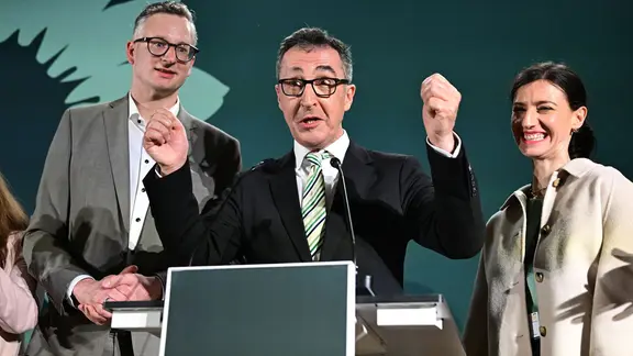 Cem Özdemir (Bündnis 90/Die Grünen, M), Spitzenkandidat Landtagswahl Baden-Württemberg, Andreas Schwarz (Bündnis 90/Die Grünen), Fraktionsvorsitzender Landtag Baden-Württemberg, und Flavia Zaka, bei der Wahlparty der Grünen.