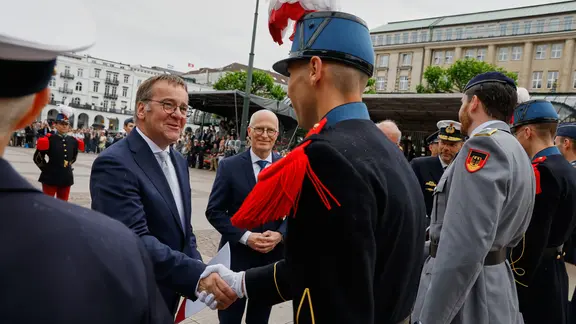Bundesverteidigungsminister Boris Pistorius befördert im Beisein von Hamburgs Bürgermeister Peter Tschentscher (beide SPD) einen Soldaten zum Leutnant.
