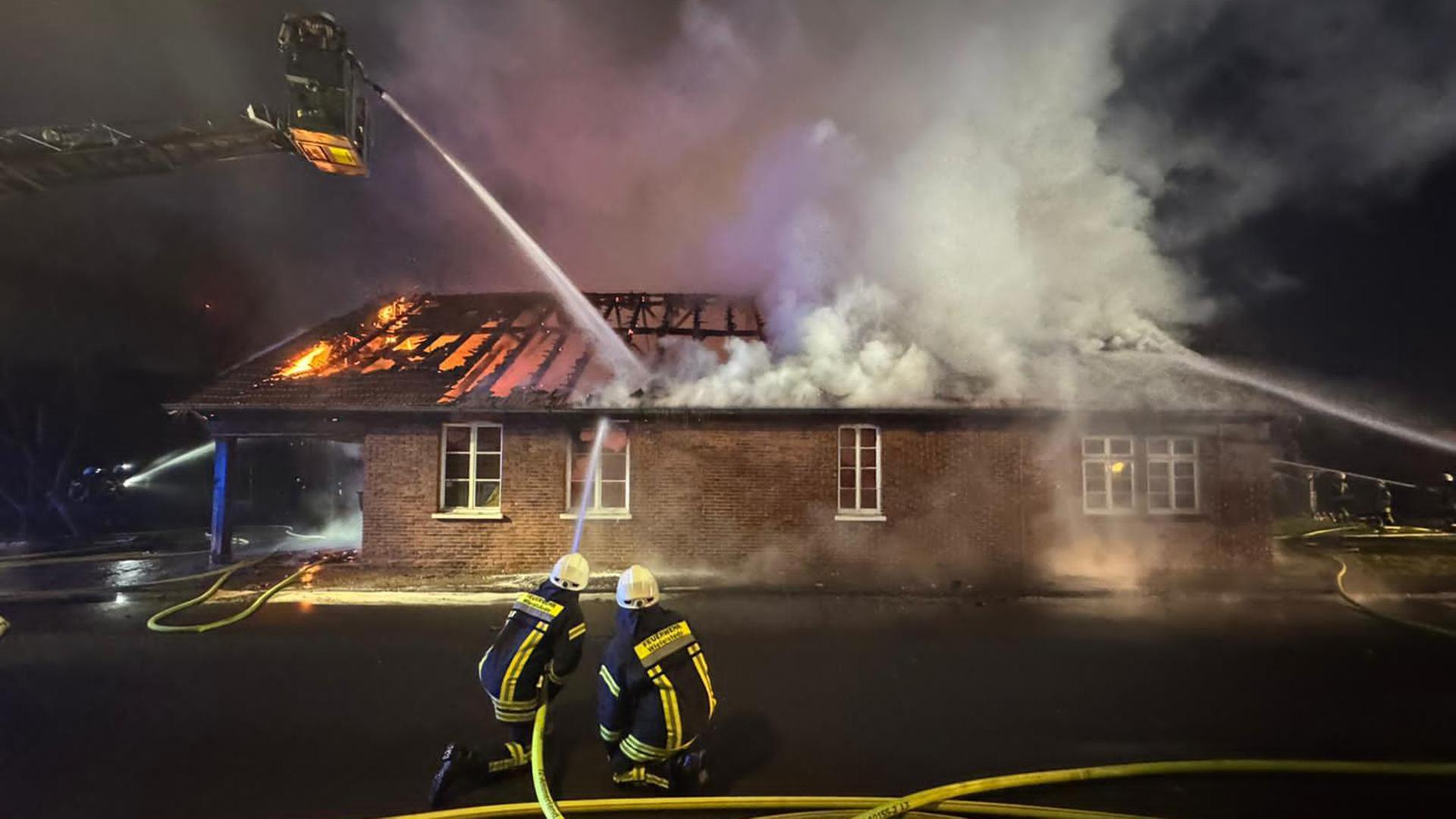Die Feuerwehr löscht eine brennende Tischlerei. | Nord-West-Media TV