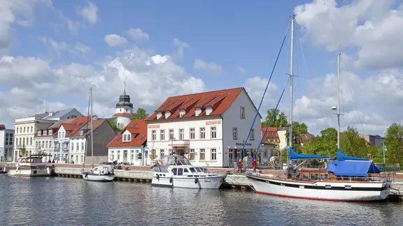 Boote im Hafen von Ueckermünde. | picture alliance/imageBROKER, Siegfried Kuttig Boote im Hafen von Ueckermünde.