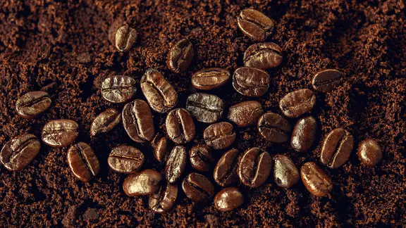 Kaffeebohnen auf Kaffeesatz