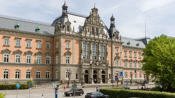Blick auf das Strafjustizgebäude des Landgerichts Hamburg.