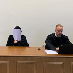 Eine Angeklagte sitzt im Gerichtssaal in Hamburg.