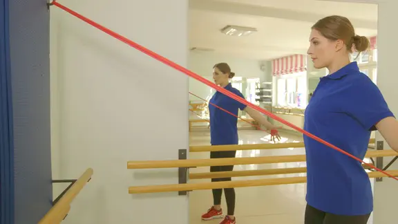 Svea Köhlmoos zeigt eine Eigenübung zum Nachmachen.