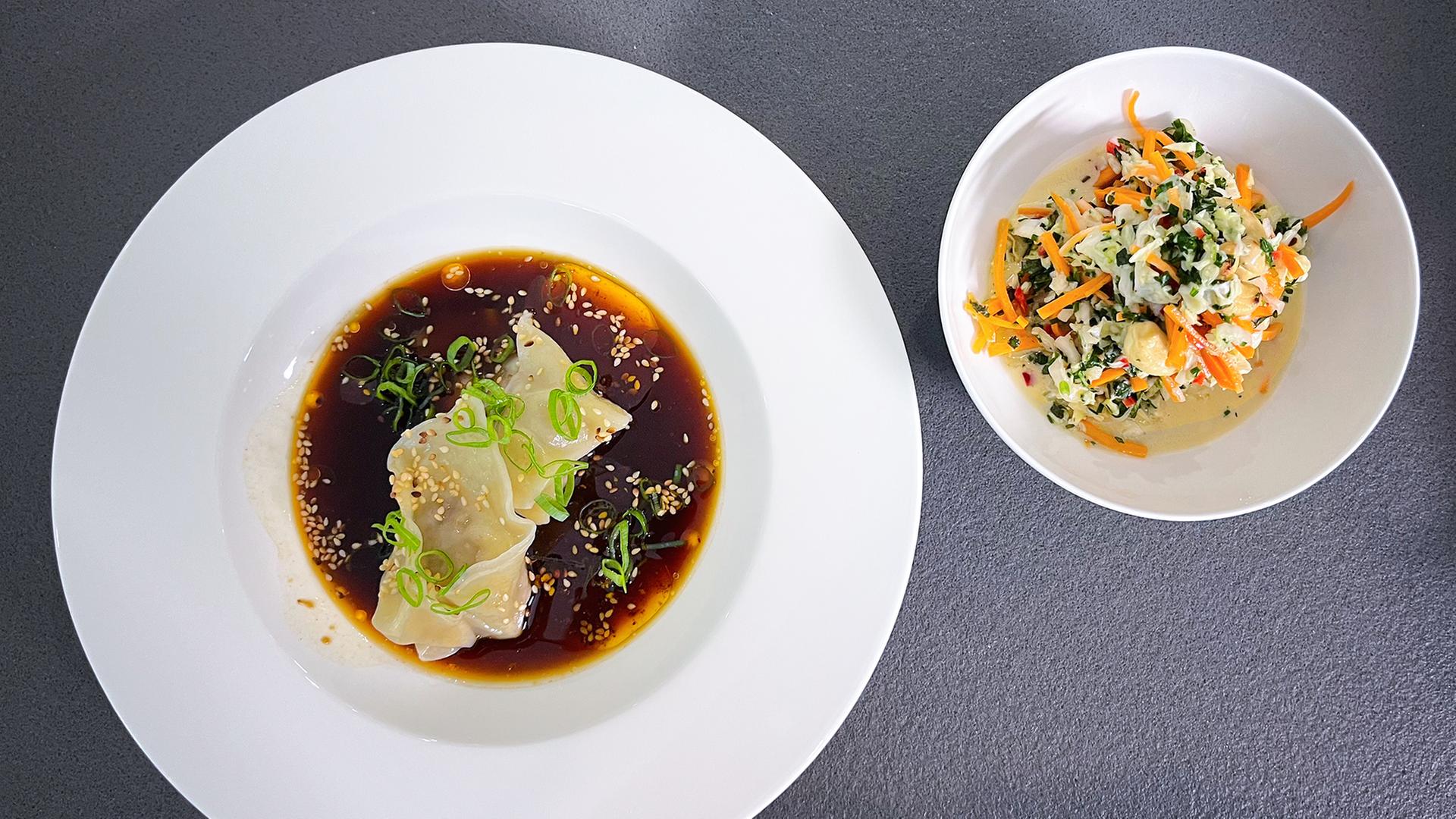 Wantans in einem tiefen Teller und Krautsalat in einem Schälchen dazu angerichtet | NDR