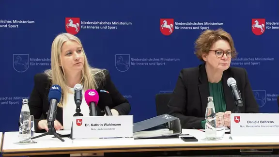 Justizministerin Kathrin Wahlmann (SPD) und Innenministerin Daniela Behrens (SPD) bei einer Pressekonferenz des Innenministeriums.