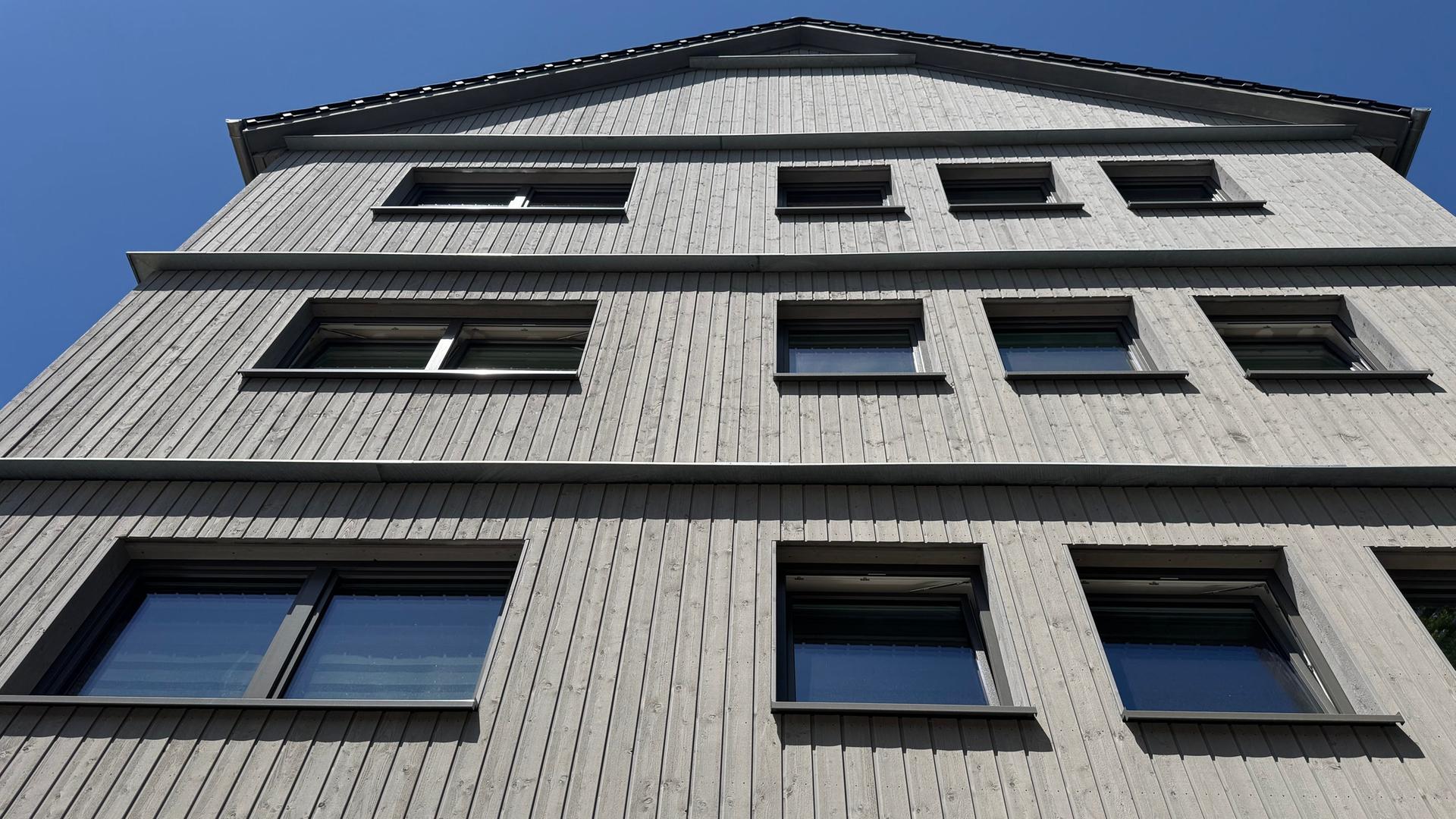 Eine Holzfassade von unten. | NDR, Sabine Hausherr