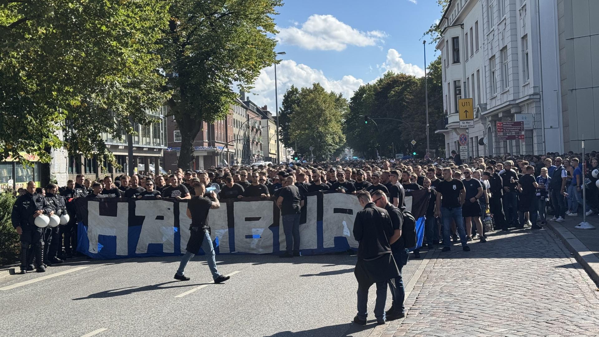 Stadt-Derby: Fanmarsch vom HSV und „Fanfahrt“ vom FC St. Pauli