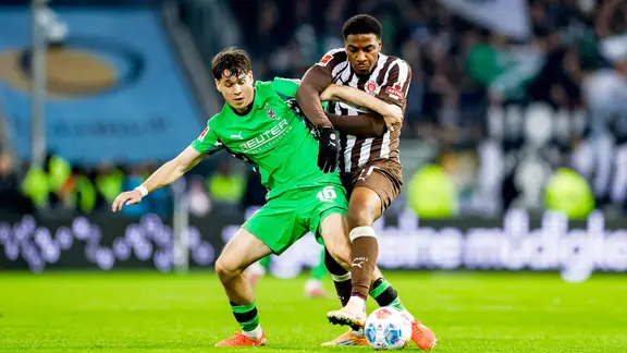 St. Paulis Oladapo Afolayan (r.) und Gladbachs Philipp Sander