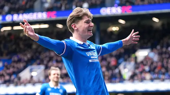 Ryan Naderi im Trikot der Glasgow Rangers