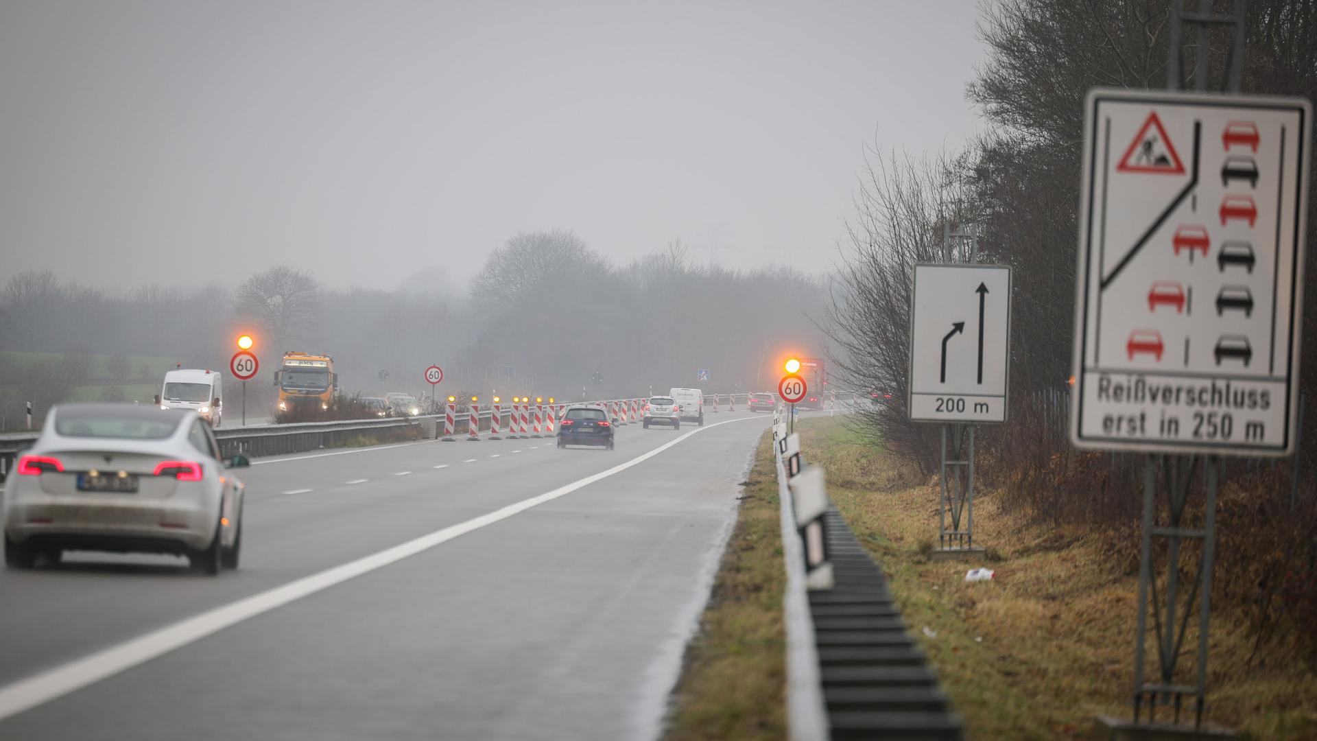 Der Verkehr wird am Ende der Autobahn A20 vor Bad Segeberg auf eine Spur geleitet. | picture alliance/dpa | Christian Charisius