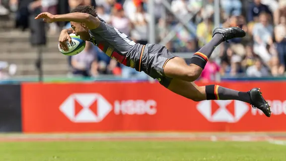 Rugby: Makonnen Amekuedi (Deutschland) fliegt zum ersten deutschen Versuch