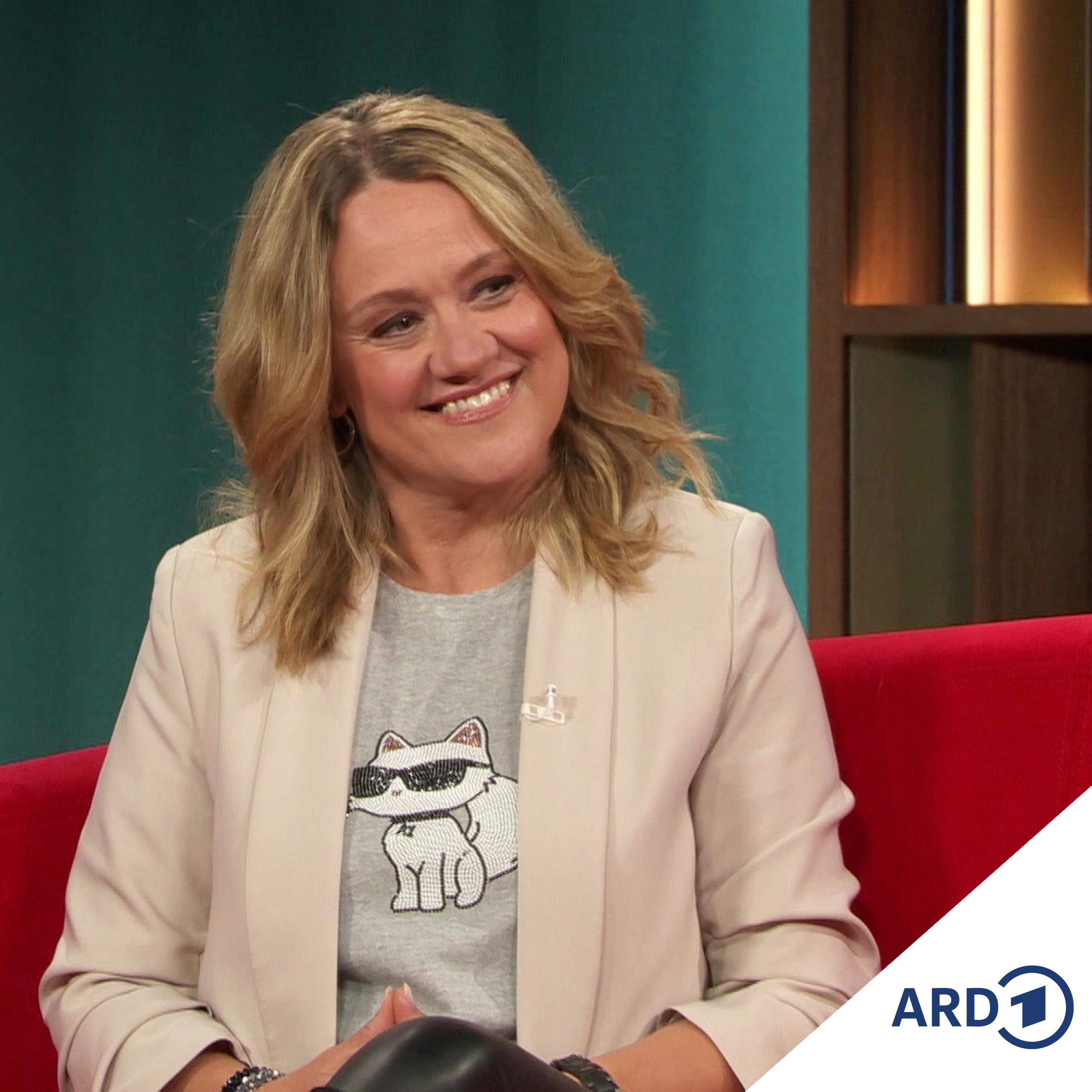 Komikerin und Moderatorin Lisa Feller auf dem Roten Sofa