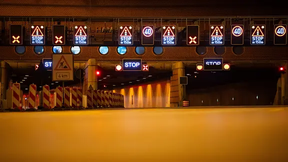 Mehrere Anzeigen deuten auf eine Sperrung des Elbtunnels hin | Jonas Walzberg Mehrere Anzeigen weisen darauf hin, dass der Elbtunnel geschlossen ist