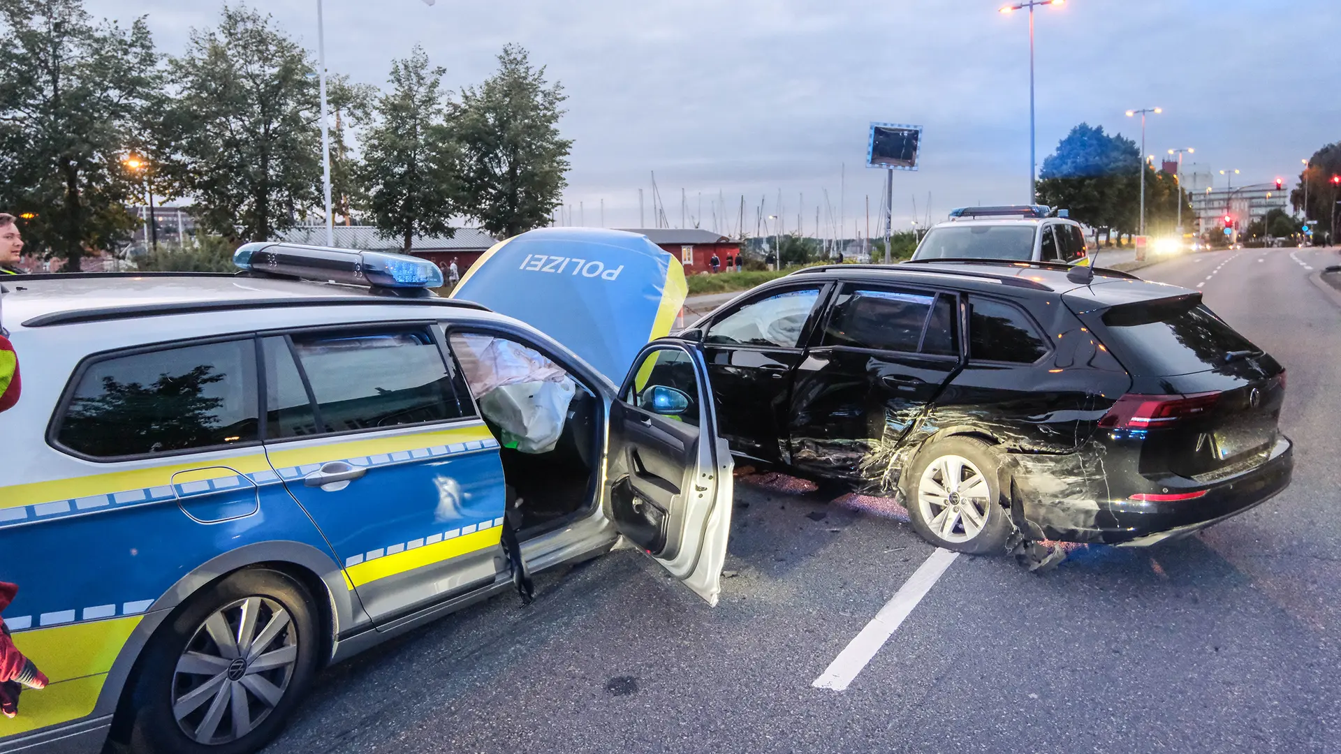 Polizeiautos prallen bei Verfolgungsjagd zusammen: Ermittlungen gegen E-Scooter-Fahrer laufen